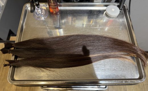 「カット後に並べられた30cm以上のヘアドネーション用の毛束」