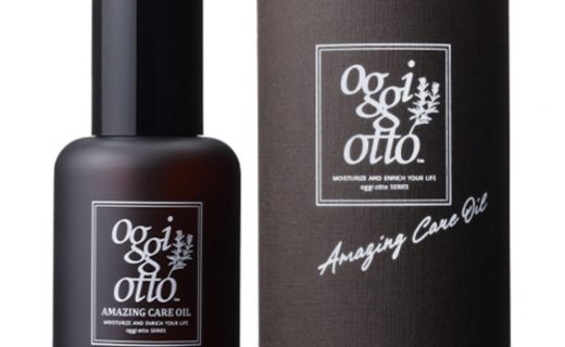 Oggiotto AMAZING CARE OILを手のひらに取り、乾いた髪に馴染ませる準備をしている様子。冬の乾燥対策ケア中｜Sii 青山 新井 徹