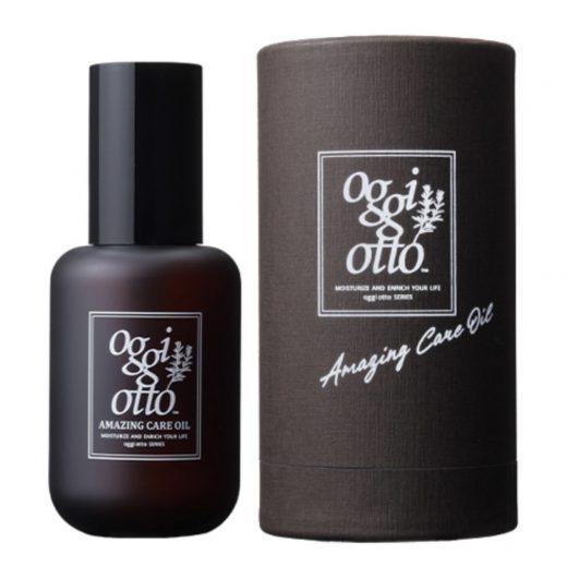 Oggiotto AMAZING CARE OILを手のひらに取り、乾いた髪に馴染ませる準備をしている様子。冬の乾燥対策ケア中｜Sii 青山 新井 徹