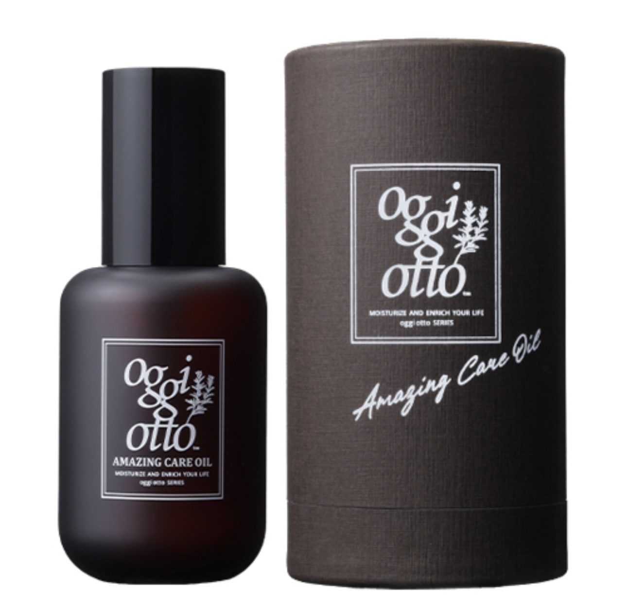 Oggiotto AMAZING CARE OILを手のひらに取り、乾いた髪に馴染ませる準備をしている様子。冬の乾燥対策ケア中｜Sii 青山 新井 徹