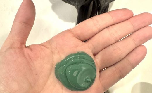 新処方の緑色のクリームを手のひらに乗せた写真。pH調整・内部結合強化・残留物除去などの新成分を含むトステア進化版の要素。